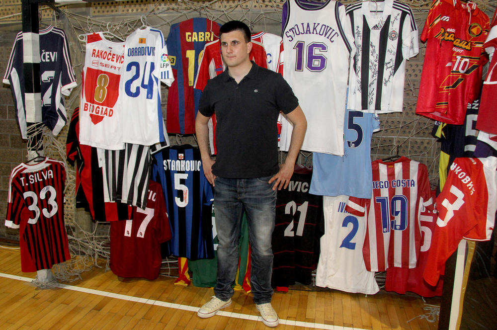 Jovan Simić sa dresovima  