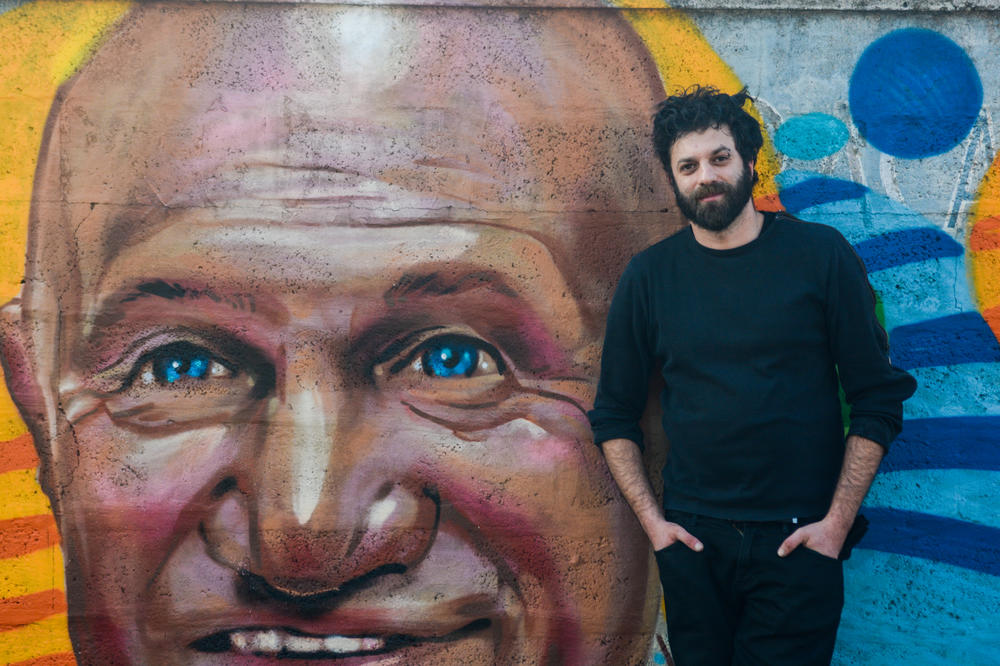 PITALI SU IMAM LI DOZVOLU, REKAO SAM KO GOD BUDE SMARAO PLJUNUĆU GA: Ovo je muralista koji je Šapcu poklonio Šabana