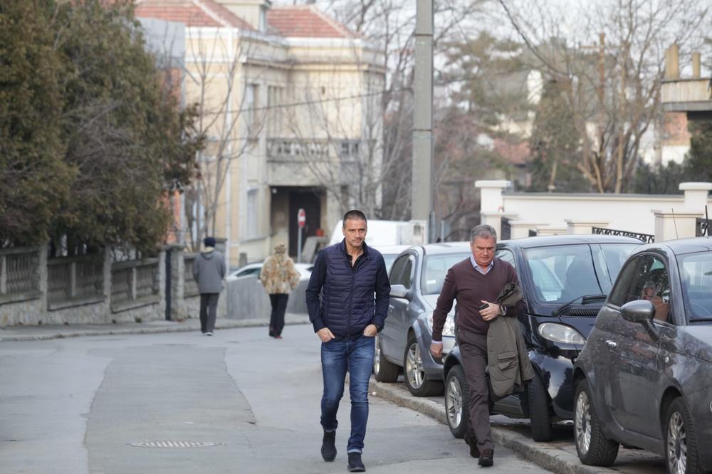 Zoran Mirković i Ljubiša Tumbaković ispred Šaulićeve kuće 