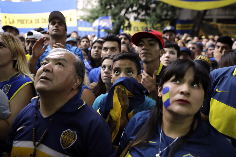 NAJVEĆI LUDAK KOJI POSTOJI U ARGENTINI: Džogirao je kroz Riverov kvart u Bokinom dresu, a onda je nastao haos!
