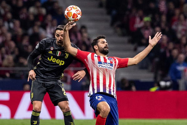 VAR JE TOTALNO PROMENIO FUDBAL: Nerealne situacije u mečevima Lige šampiona - neko dobija, a neko gubi!