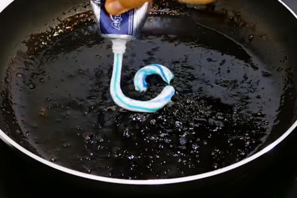 ISCEDILA JE PASTU ZA ZUBE U ZAGORELI TIGANJ: Efekat je ostavio bez teksta! (VIDEO)