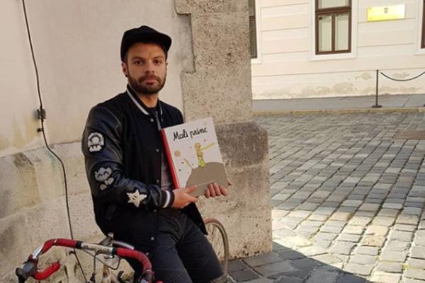 I DALJE ČITAM! Mladi reditelj svakoga dana ispred hrvatske Vlade podseća na dela koja su izbačena iz lektire!