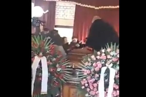U KAPELI PIČI HARMONIKA, A PORODICA ĐUSKA NA SANDUKU: Da li je ovo najluđa srpska SAHRANA ili SVADBA? (VIDEO)