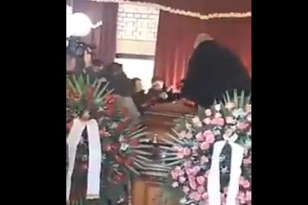 U KAPELI PIČI HARMONIKA, A PORODICA ĐUSKA NA SANDUKU: Da li je ovo najluđa srpska SAHRANA ili SVADBA? (VIDEO)