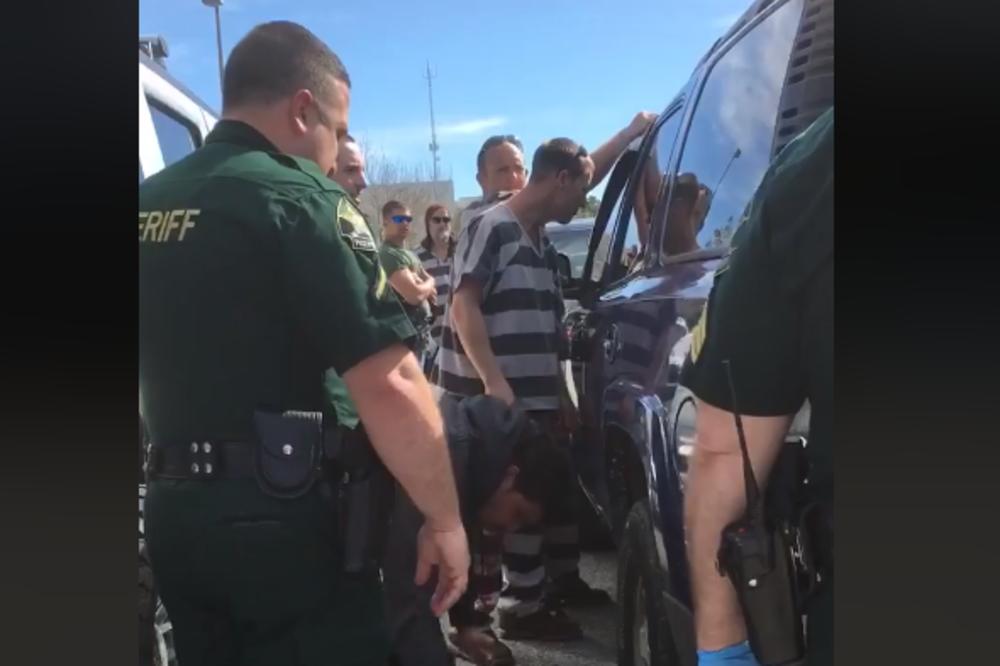 ZATVORENICI SPASILI BEBU IZ ZAKLJUČANOG AUTOMOBILA! Munjevitom brzinom su obili bravu i izbavili devojčicu! (VIDEO)