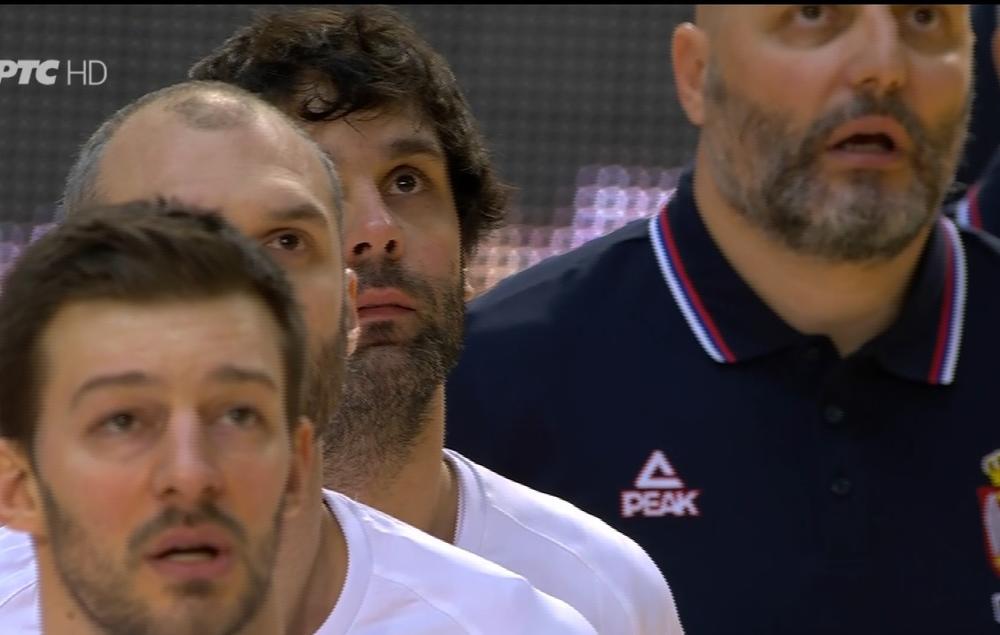 Miloš Teodosić tokom izvođenja himne  