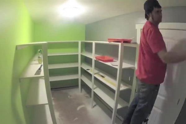 PAR JE RENOVIRAO KUĆU I U ZIDU PRONAŠAO NEVEROVATAN PAKET: Legenda je bila ISTINITA, sledili su se na prizor (FOTO)