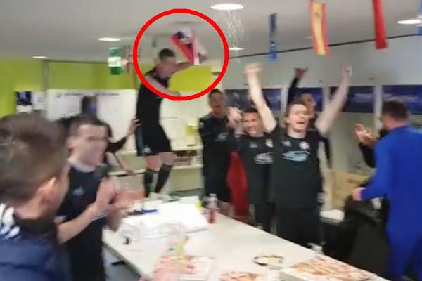 ZASTAVA SRBIJE U SVLAČIONICI DINAMA IZ ZAGREBA: A odmah pored nje i zastava takozvanog Kosova!