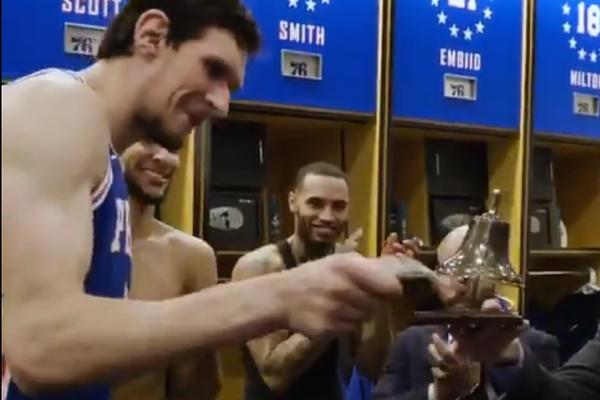 GDE JE NAŠ SRPSKI PRIJATELJ, DRAO SE TRENER: U tom trenutku, Bobi je ušao i fešta je mogla da počne!