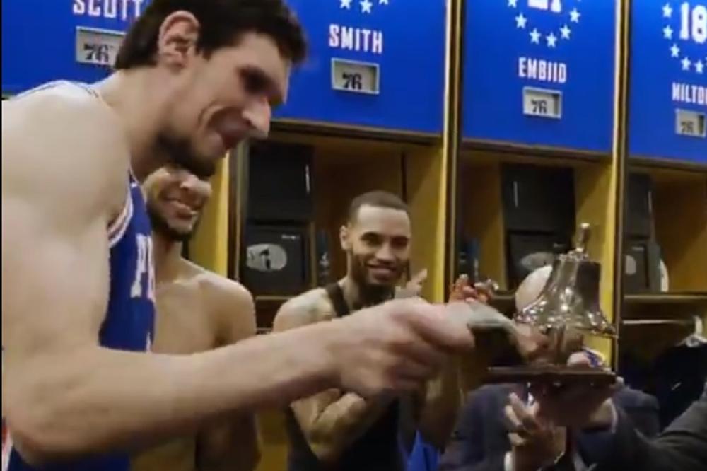 GDE JE NAŠ SRPSKI PRIJATELJ, DRAO SE TRENER: U tom trenutku, Bobi je ušao i fešta je mogla da počne!