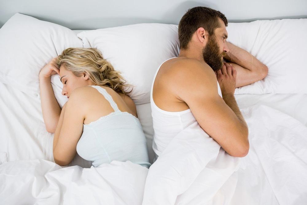 Leđa uz leđa  je položaj za spavanje koji  šalje mešovite poruke o vezi  
