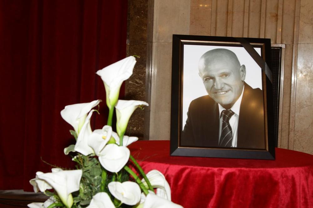 SVI SU OČEKIVALI DA ĆE SE POJAVITI: Evo žašto baš ONA nije došla na Šabanovu sahranu!