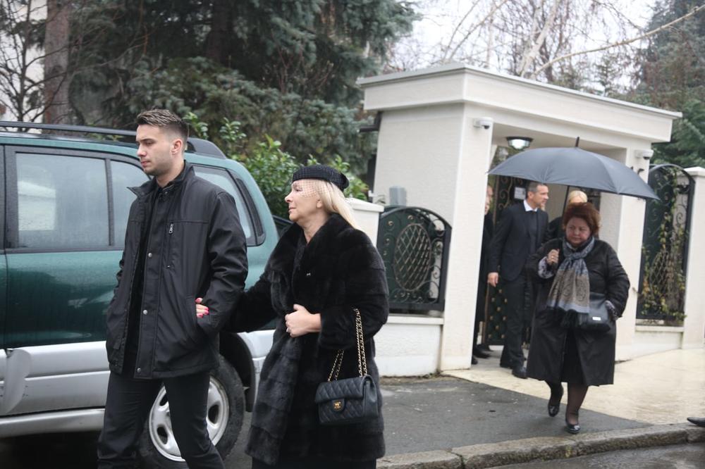 ŠABANOVA UDOVICA SE JEDVA DRŽI NA NOGAMA: Slomljena je bolom! ON joj je najveći oslonac!