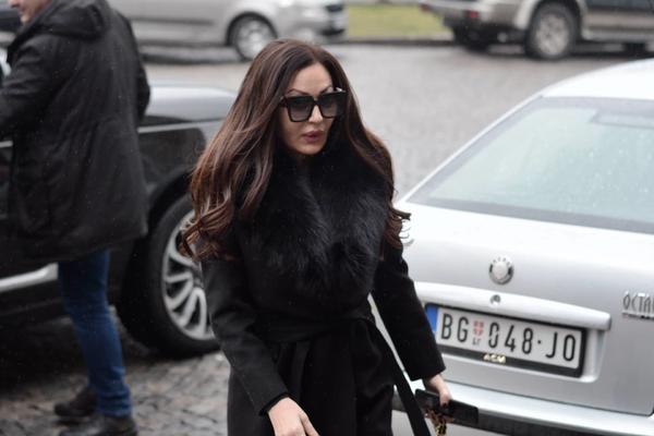 CECA U BUNDI STIGLA DA KOLEGI UPUTI POSLEDNJE ZBOGOM: Pevačica vidno POTRESENA došla s pratnjom (FOTO)