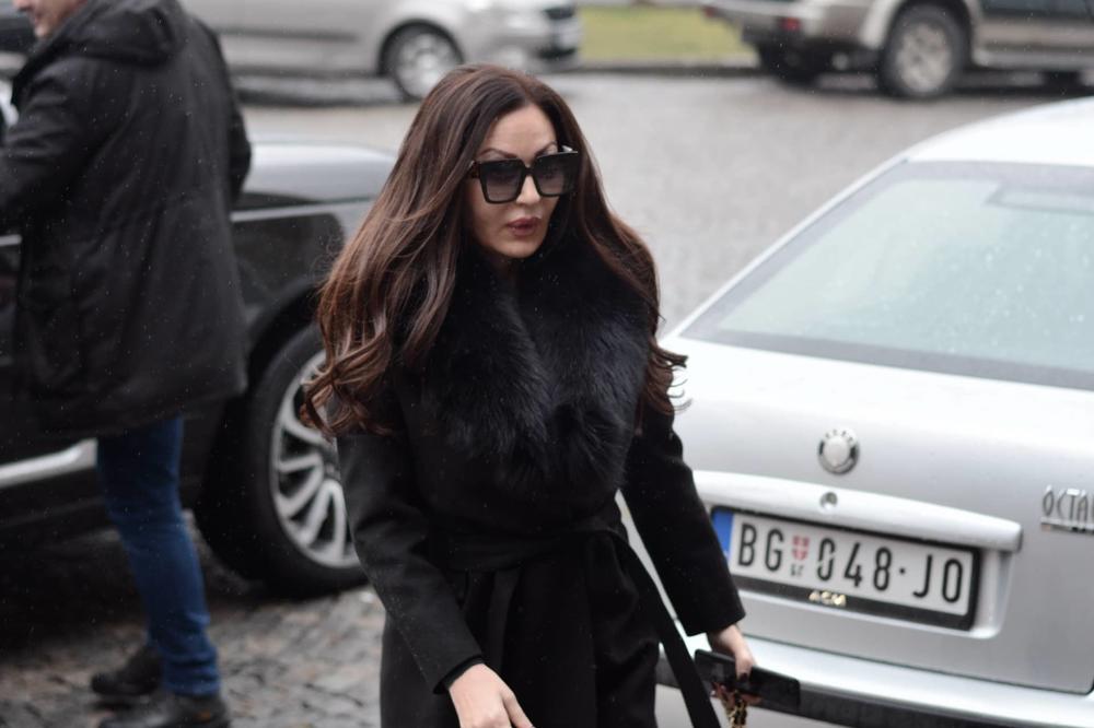 CECA U BUNDI STIGLA DA KOLEGI UPUTI POSLEDNJE ZBOGOM: Pevačica vidno POTRESENA došla s pratnjom (FOTO)