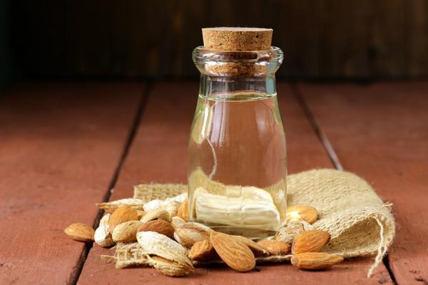 SVAKI DAN JE STAVLJALA OVO ULJE NA KOSU I LICE: Posle mesec dana rezultat je ODUŠEVIO!