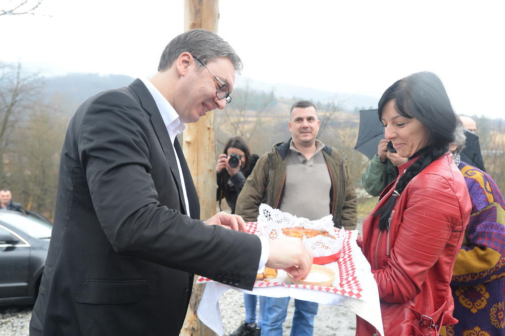 POSLUŽENJE, PRSTE DA POLIŽETE! Vučić posetio etno selo Bogut, tamo ga dočekala prava gozba (FOTO)