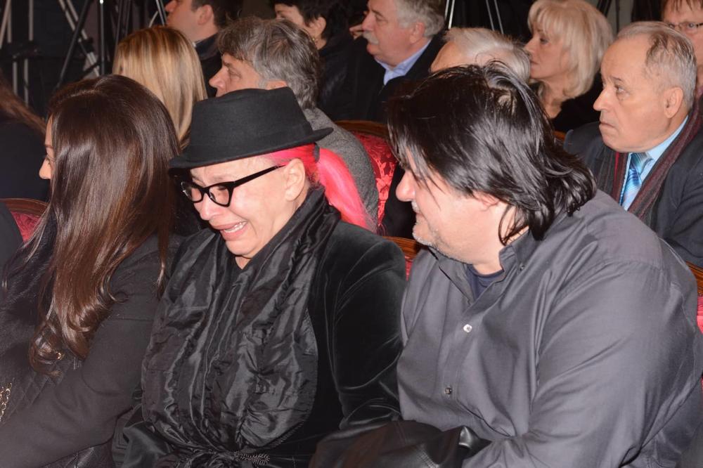 NAKON ŠABANA ŠAULIĆA PREMINUO I ON: Još jedna TRAGEDIJA zadesila estradu! Umro pevač i brat NAŠE FOLKERKE!