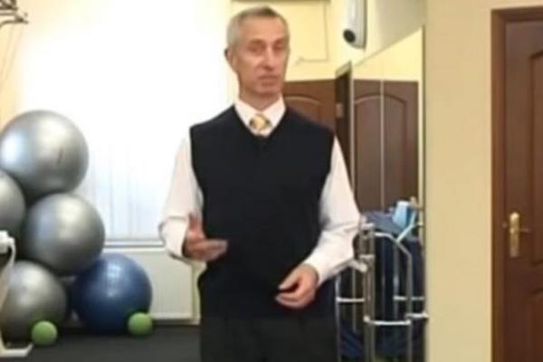 RUSKI DOKTOR POKAZAO NAJBOLJU VEŽBU ZA MRŠAVLJENJE: Potrebna vam je samo STOLICA! (VIDEO)