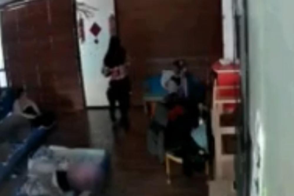 NAKON DOJAVE POSTAVILI SKRIVENE KAMERE U VRTIĆ: Ono što su vaspitačice radile deci je JEZIVO (VIDEO)