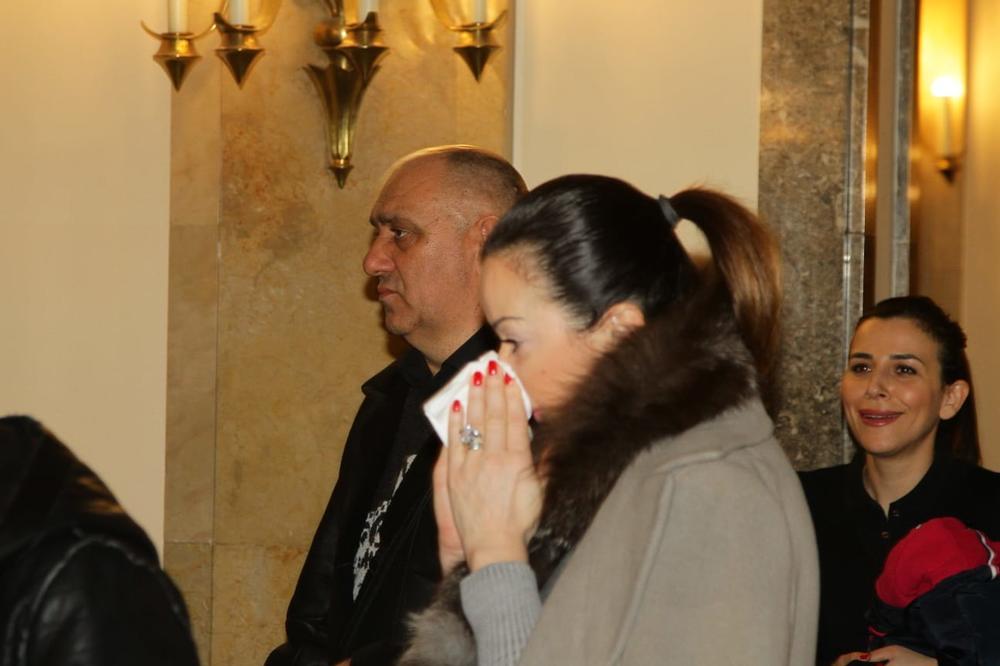 SIŠAO JE SA ZEMALJSKE SCENE, ALI IZ NAŠIH DUŠA NEĆE NIKAD: Estrada se u suzama oprostila od Šabana Šaulića (VIDEO)