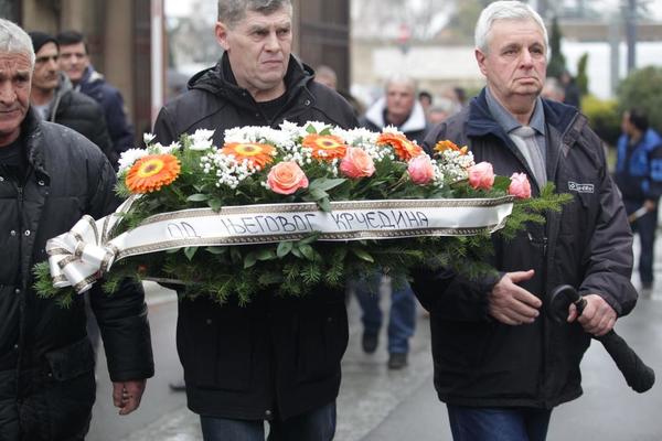 IZ KRČEDINA STIGAO NAJVEĆI VENAC: Šabanovi prijatelji NEUTEŠNI! Njihova tuga je neizmerna! (FOTO) (VIDEO)