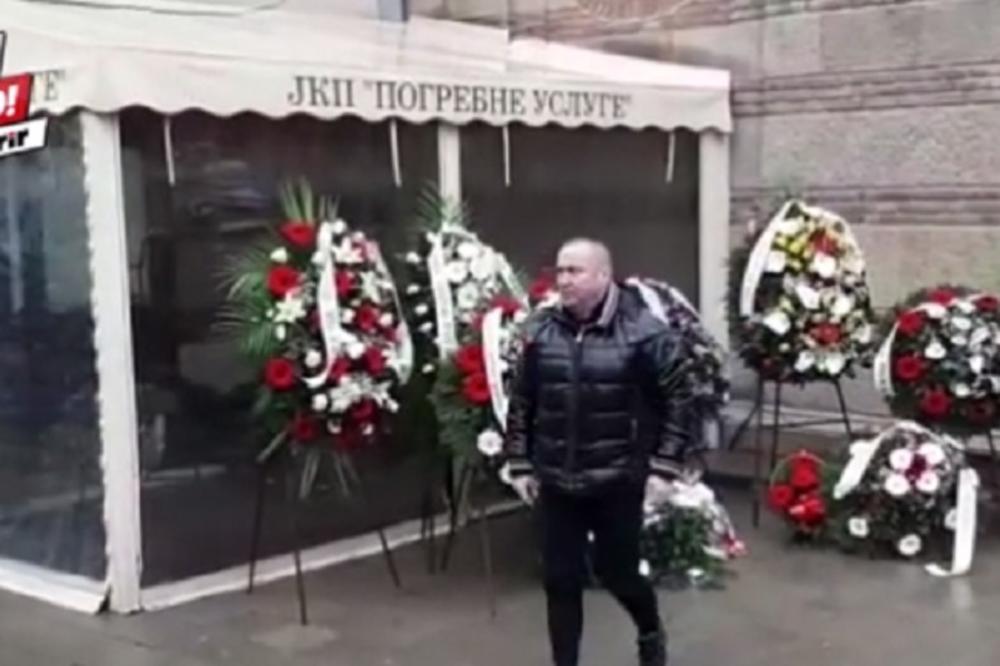 STIGAO NAJVEĆI VENAC ZA POKOJNOG PEVAČA! Evo odakle je DOŠAO i kako IZGLEDA! (VIDEO)