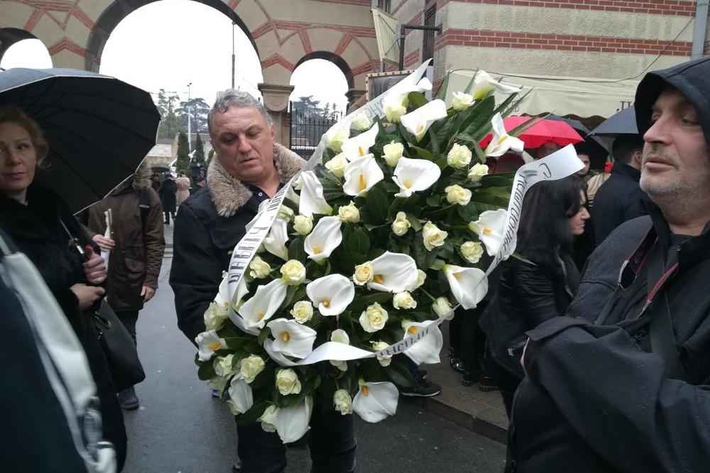 NAJBOLJE RAZUMEJU BOL: Evo šta je porodica pokojnog Mirsada koji je bio sa Šabanom donela na SAHRANU PEVAČA