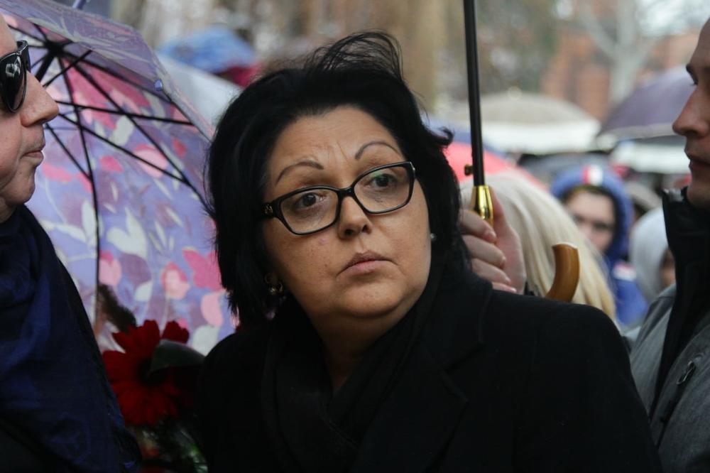 VERICU ŠERIFOVIĆ GAĐALI PIKSLOM: Pogodili su je u LICE, folker prepričao TRAUMATIČNE trenutke!