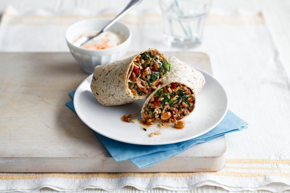 BURITO GA ZAMALO KOŠTAO ŽIVOTA! Muškarac naručio obrok u poznatom restoranu, kad je zagrizao UGLEDAO JE UŽAS! FOTO