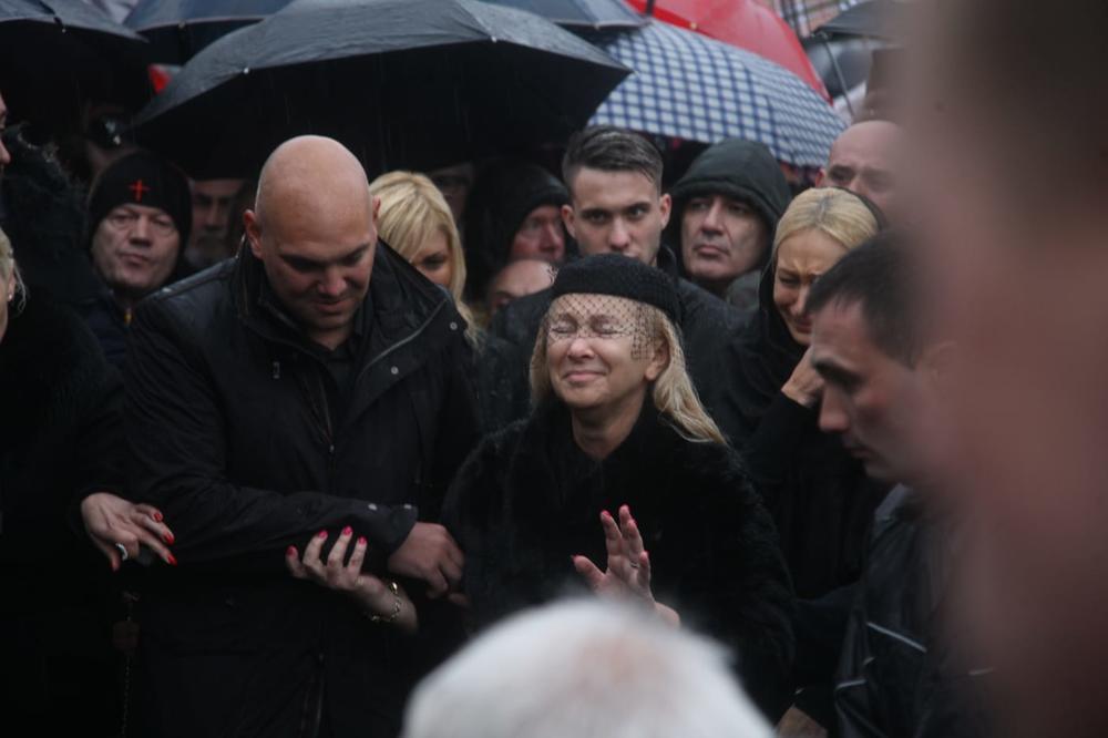 ŠABANOVA UDOVICA SVE GORE: Ne izlazi iz kuće I NIKOM SE NE JAVLJA! OVO JOJ JE JEDINI SPAS!