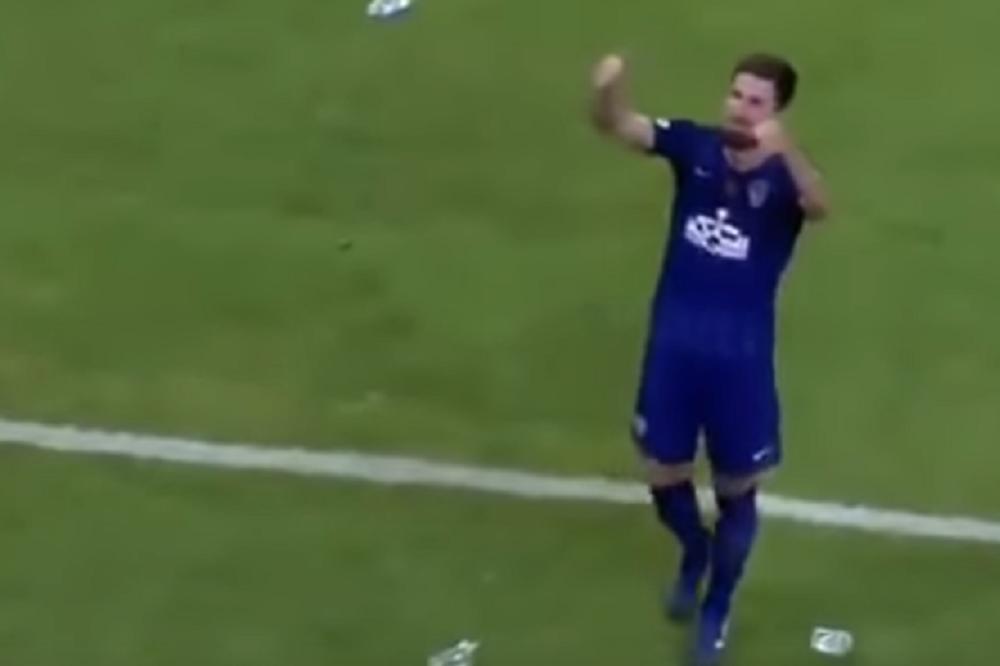 LETE FLAŠE, CIPELE, A ON STOJI I APLAUDIRA: Miloš Degenek na udaru besnih navijača!