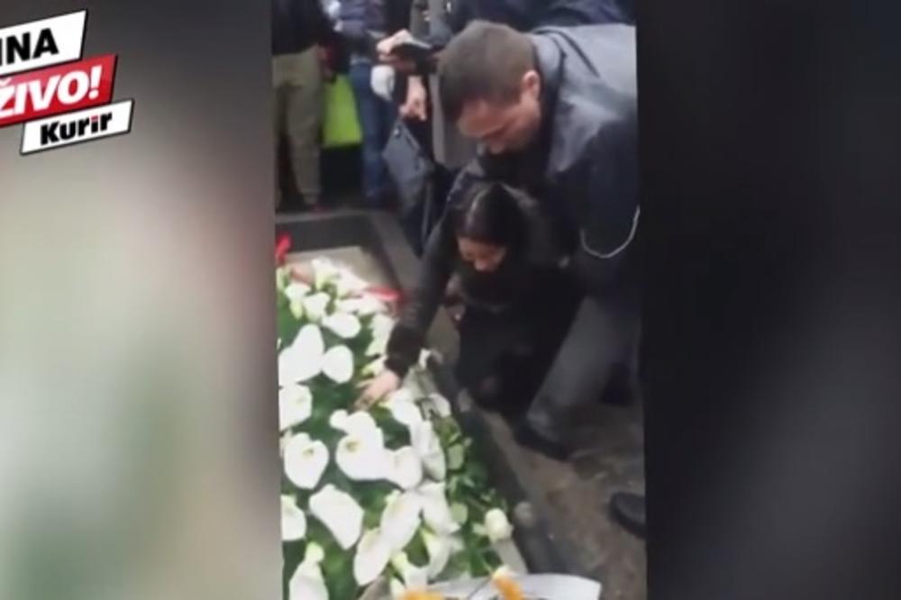 NIJE MOGLA DA DOĐE DO VAZDUHA: Mina Kostić PALA NA KOLENA i jecala na Šabanovom grobu! Jedva je podigli! (VIDEO)