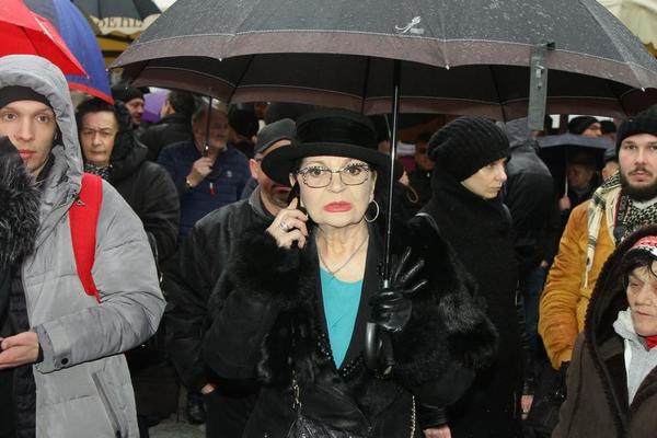 NAŠA ČUVENA PEVAČICA IMA PENZIJU OD SAMO 16.000 DINARA: Otkrivena velika TAJNA, ovo je ISTINA