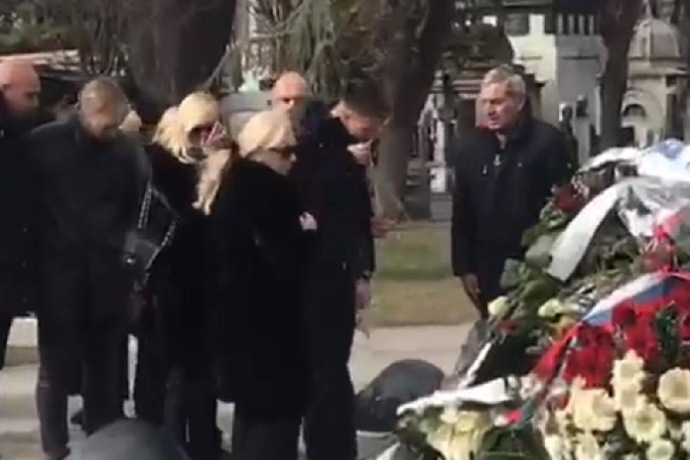 POTRESNE SCENE NA ŠABANOVOM GROBU PRVO JUTRO POSLE SAHRANE: Porodica skrhana bolom, Goca govorila SAMO DVE REČI!