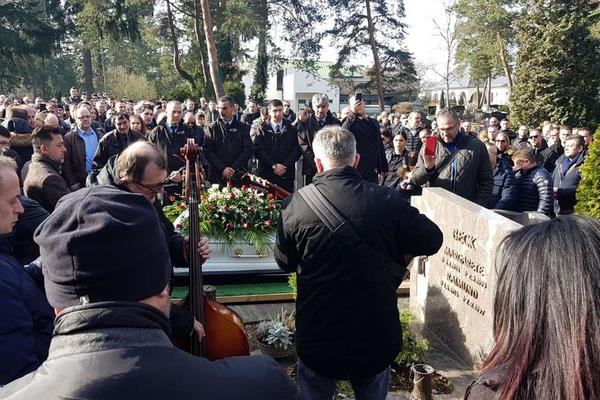 MIRSAD KERIĆ ISPRAĆEN, ALI NE UZ ŠABANOVU PESMU: Porodica je izabrala muziku JEDNE DRUGE LEGENDE (VIDEO)