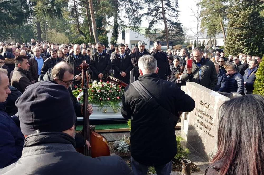 MIRSAD KERIĆ ISPRAĆEN, ALI NE UZ ŠABANOVU PESMU: Porodica je izabrala muziku JEDNE DRUGE LEGENDE (VIDEO)