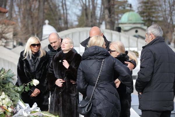 ILDA ŠAULIĆ NEUTEŠNA I U OČAJNOM STANJU: Nakon njene PORUKE SVI SE NAJEŽILI, da srce prepukne od TUGE! (FOTO)