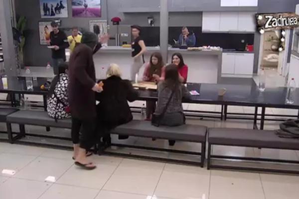 LETELI TANJIRI U ZADRUZI: Lepi Mića POTPUNO ODLEPIO zbog sudije, pa izgubio kontrolu! (VIDEO)