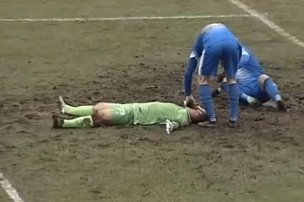 STRAVIČNA SCENA: Golman posle kolena u glavu ostao bez svesti! Igrači i lekari mu spasavali život!