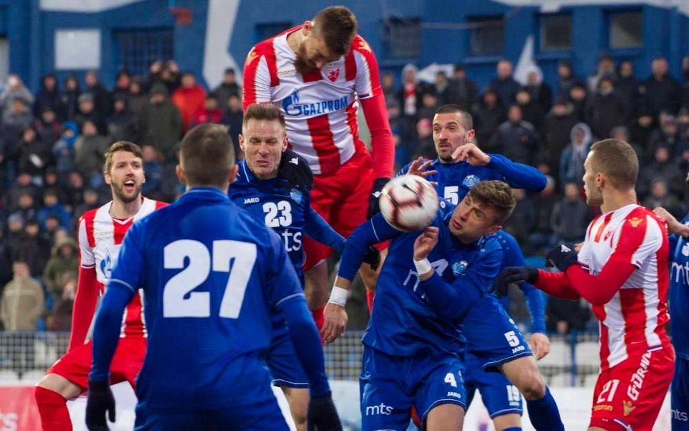 Milan Pavkov u pokušaju šuta glavom