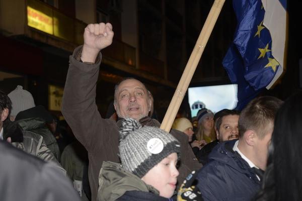 OPOZICIJA OPET NA BEOGRADSKIM ULICAMA: Posle govora krenula i protestna šetnja!