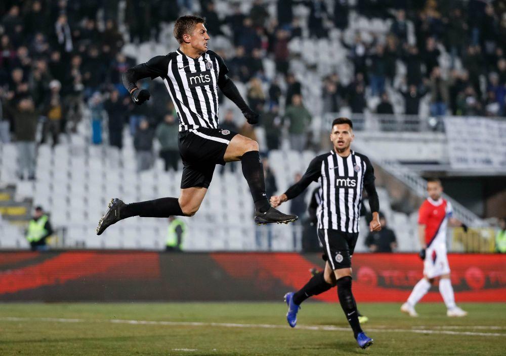 Nemanja Nikolić slavi gol protiv Proletera