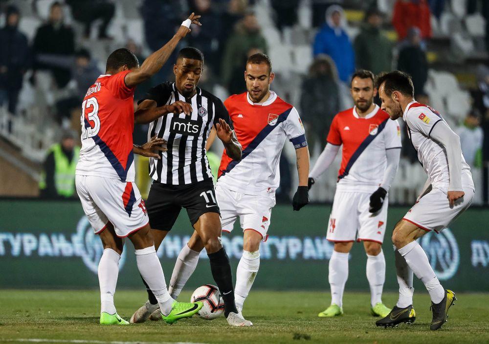 Rikardo Gomeš okružen igračima Proletera