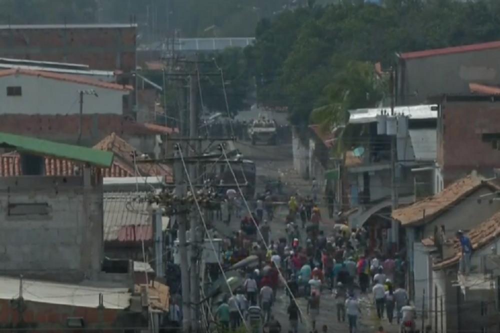 RAT SAMO ŠTO NIJE POČEO: Sukobi na granici Venecuele sa Кolumbijom sve žešći i krvaviji! (VIDEO)