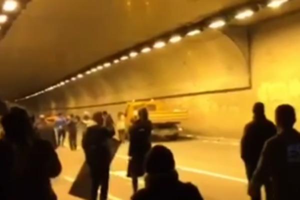 OBJAVLJEN SNIMAK NAPADA UČESNIKA PROTESTA NA RADNIKE ČISTOĆE: Stefanović poručio da će policija PRONAĆI KRIVCE