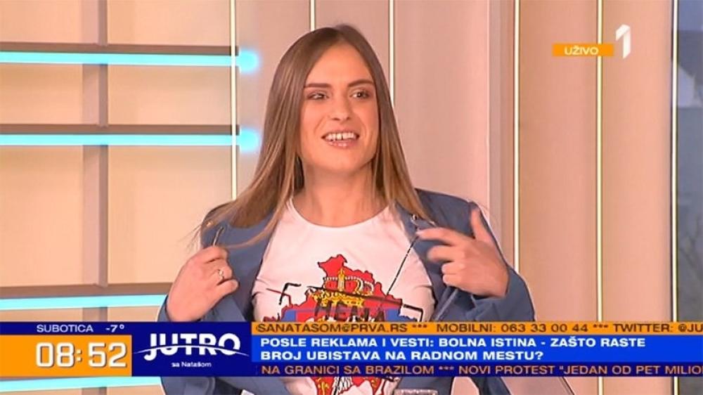 Milica Zavetnica pokazala majicu na kojoj preko mape Kosova i Metohije  piše 'Nema predaje'  