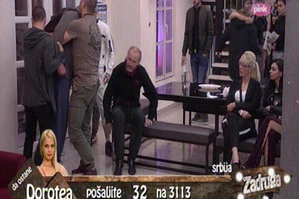 SUZANA GA DOVELA DO LUDILA! Miki bacao stvari, obezbeđenje ga izvelo iz kuće! (VIDEO)