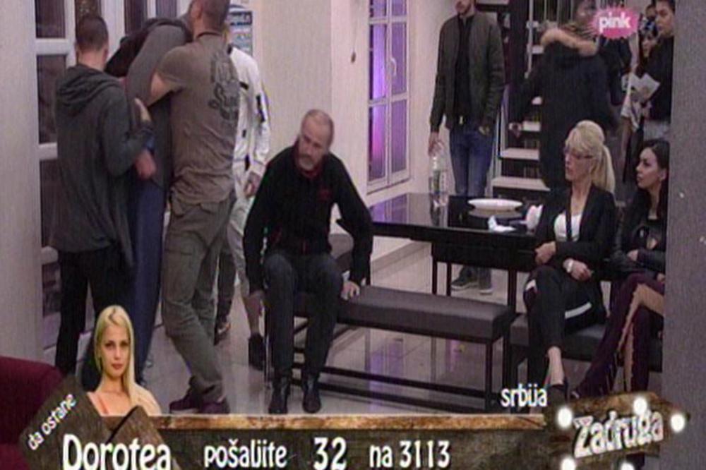 SUZANA GA DOVELA DO LUDILA! Miki bacao stvari, obezbeđenje ga izvelo iz kuće! (VIDEO)